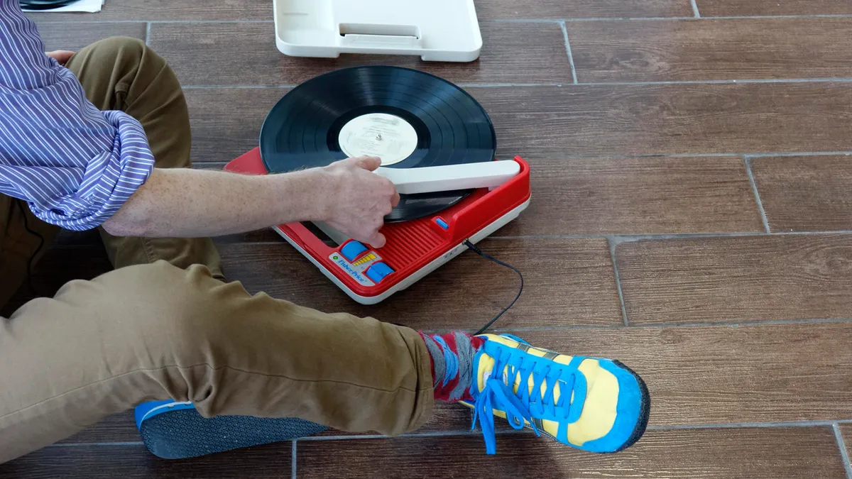 "Düşük Çözünürlük" Özlemi: Neden 2026’da Hâlâ Plak Dinliyoruz, Analog Fotoğraf Çekiyoruz?